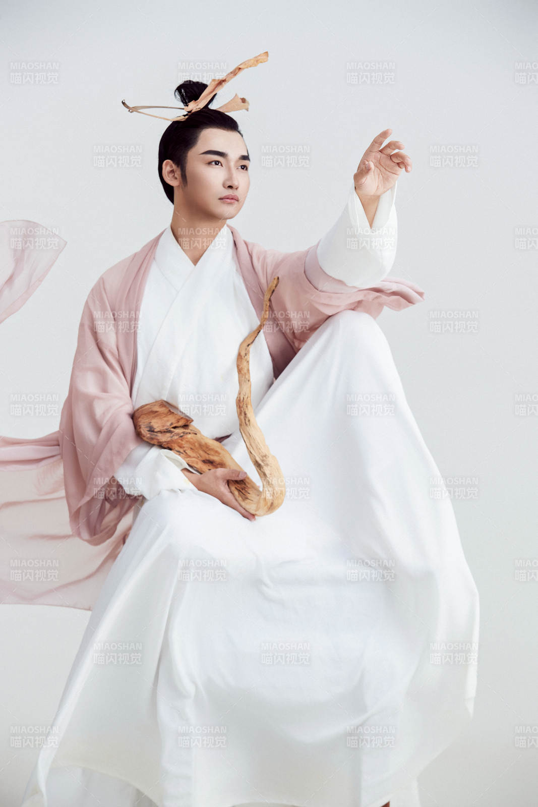 白色背景下的中国神仙道士的艺术形象图片