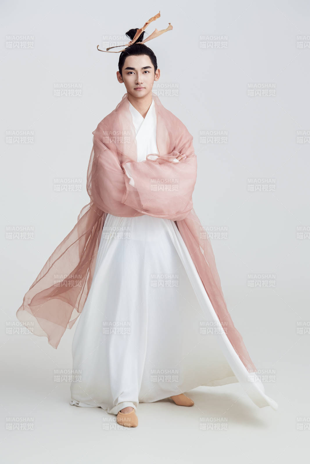 白色背景下的中国方士道士的艺术形象图片