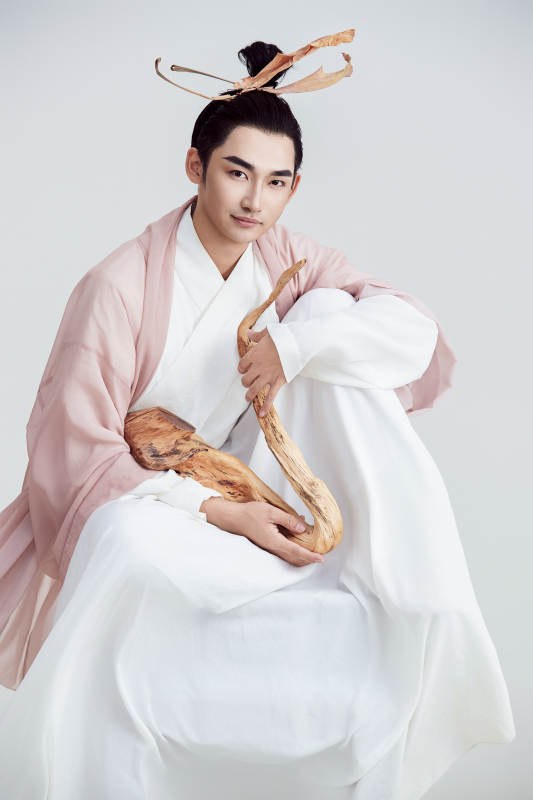 白色背景下的中国神仙道士的艺术形象图片