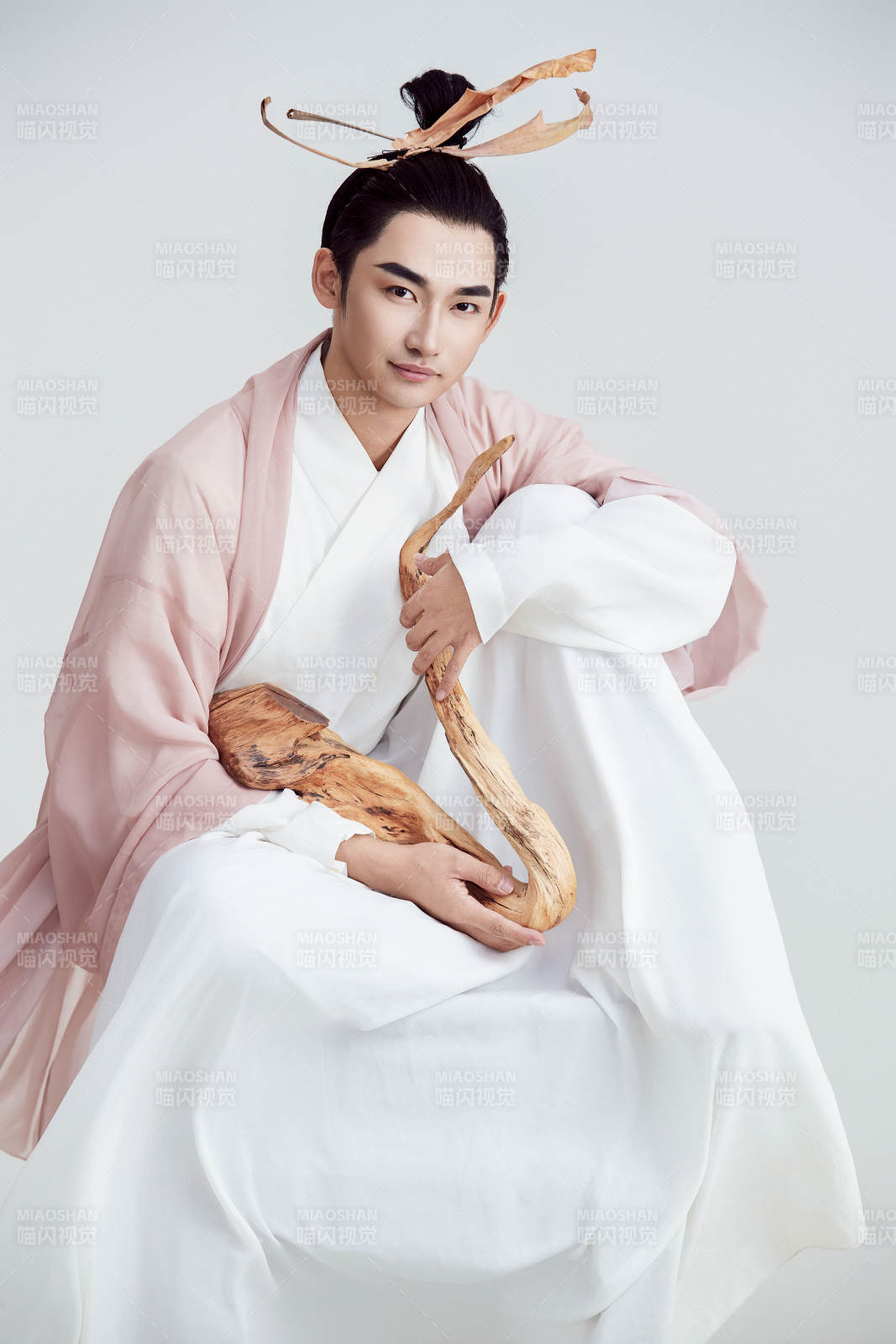 白色背景下的中国神仙道士的艺术形象图片