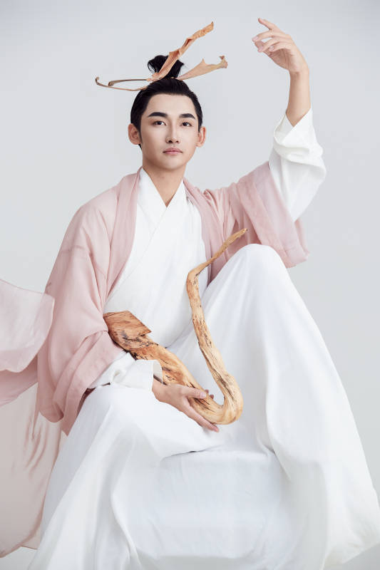 白色背景下的中国神仙道士的艺术形象图片