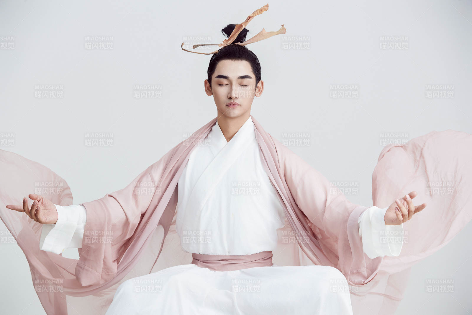 白色背景下的中国神仙道士的艺术形象图片