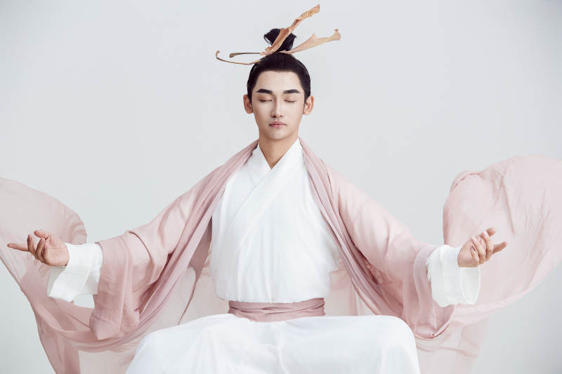 白色背景下的中国神仙道士的艺术形象图片