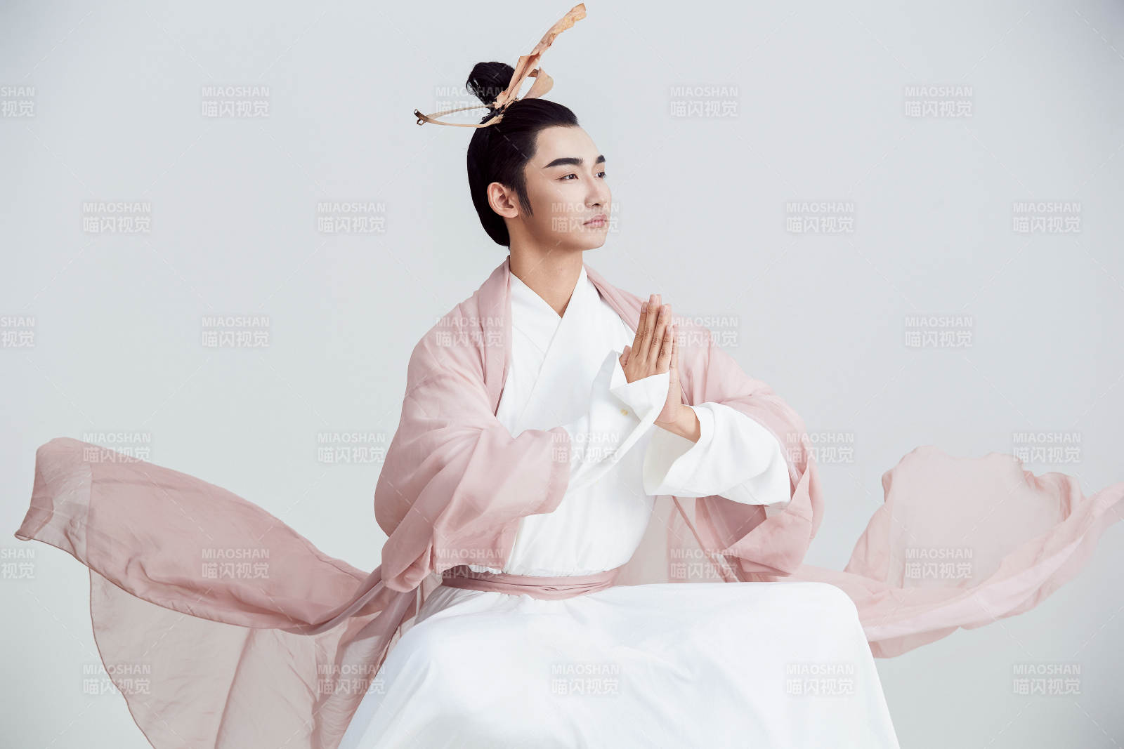 白色背景下的中国神仙道士的艺术形象图片