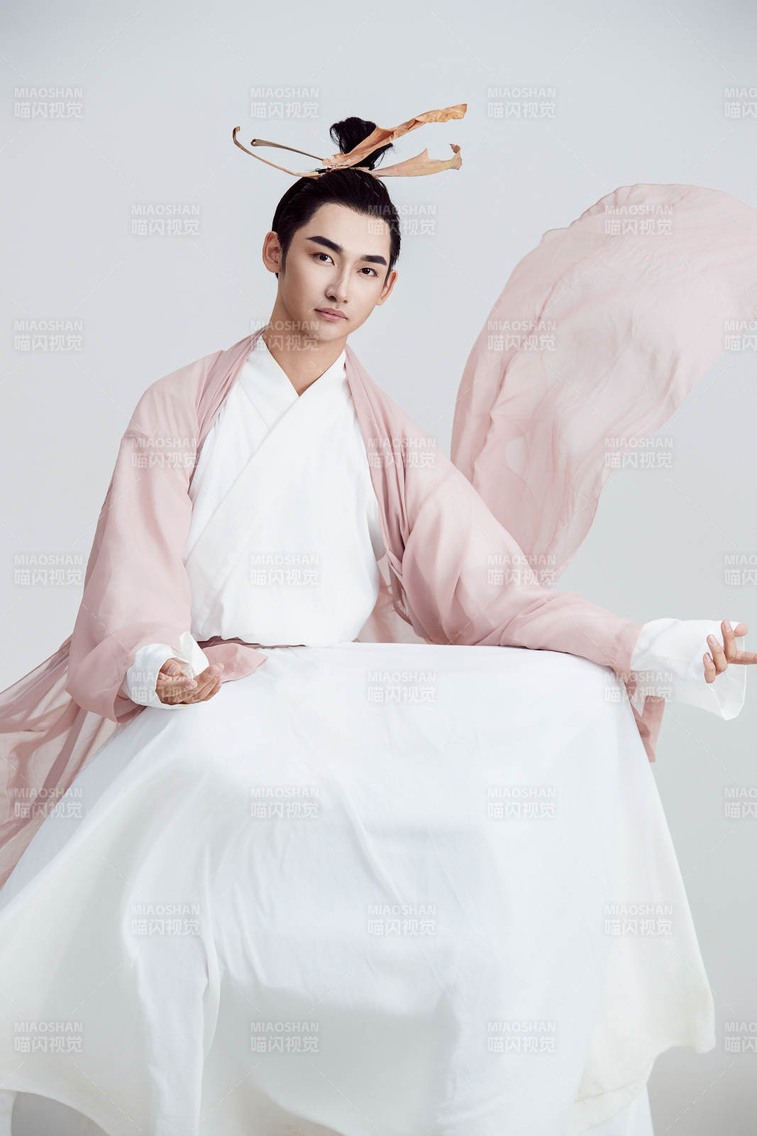 白色背景下的中国神仙道士的艺术形象图片