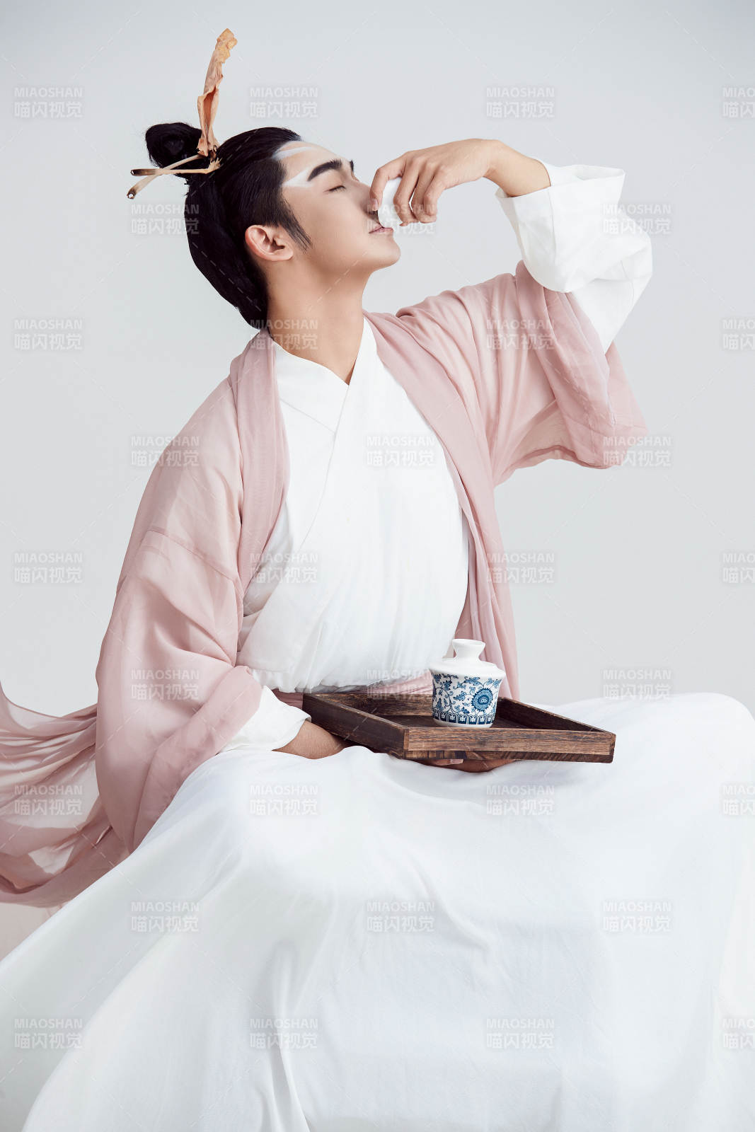 白色背景下的中国神仙道士的艺术形象图片