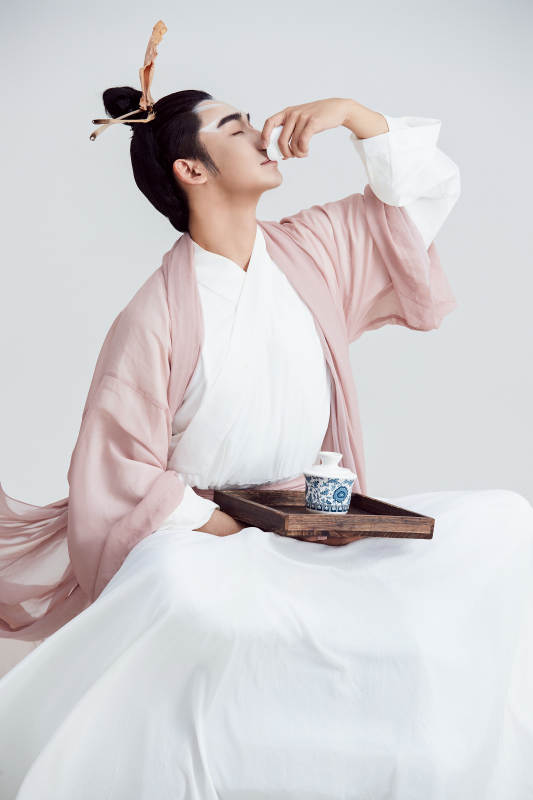 白色背景下的中国神仙道士的艺术形象图片