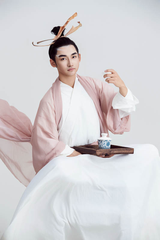 白色背景下的中国神仙道士的艺术形象图片