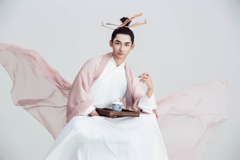 白色背景下的中国神仙道士的艺术形象图片