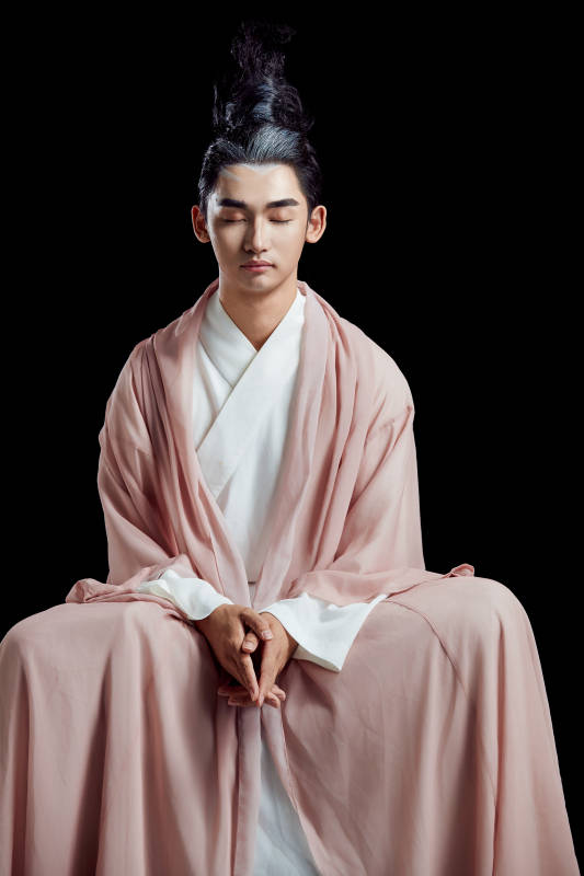 黑色背景下的中国神仙道士的艺术形象图片