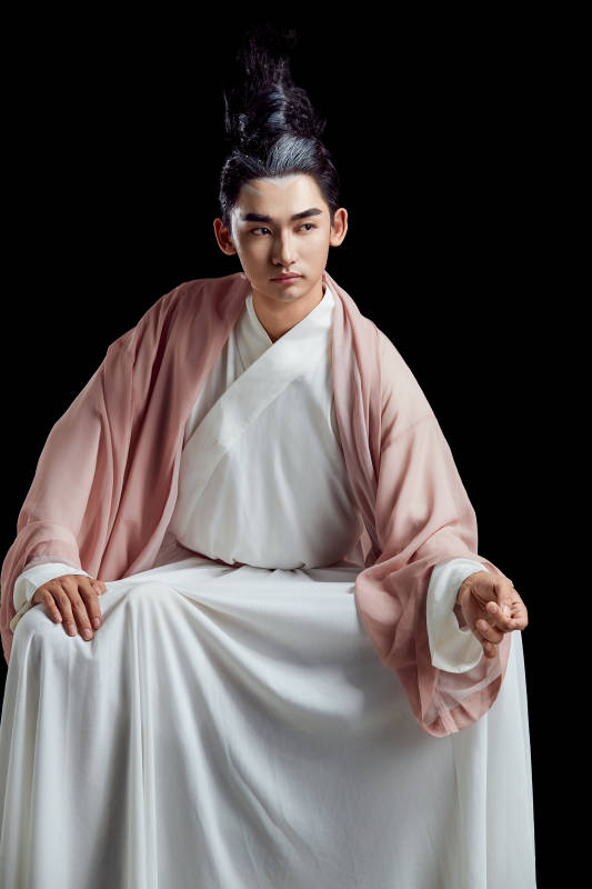 黑色背景下的中国神仙道士的艺术形象图片