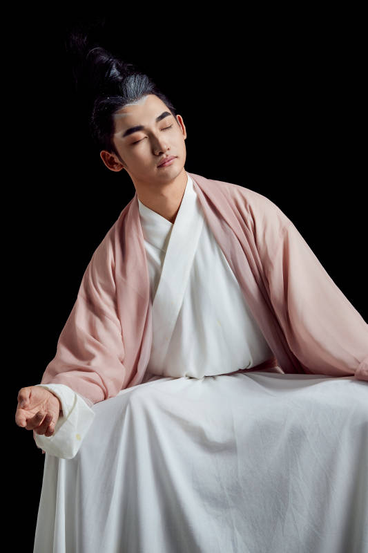 黑色背景下的中国神仙道士的艺术形象图片