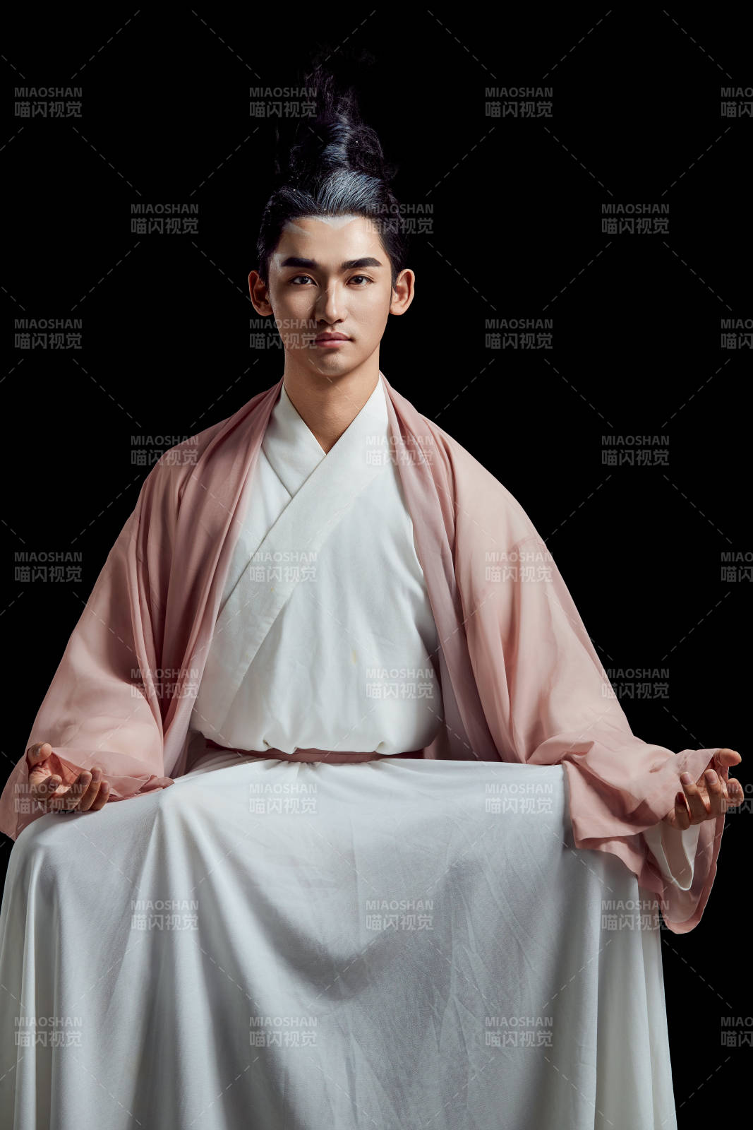 黑色背景下的中国神仙道士的艺术形象图片