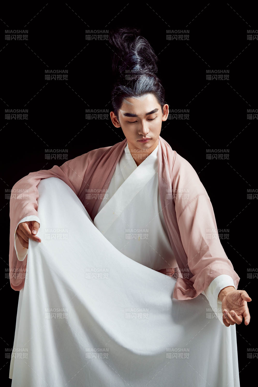 黑色背景下的中国神仙道士的艺术形象图片