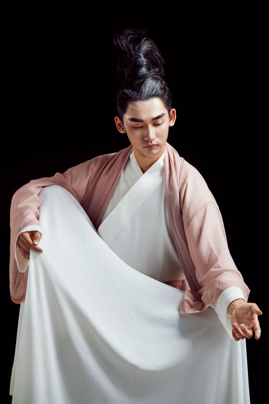 黑色背景下的中国神仙道士的艺术形象图片