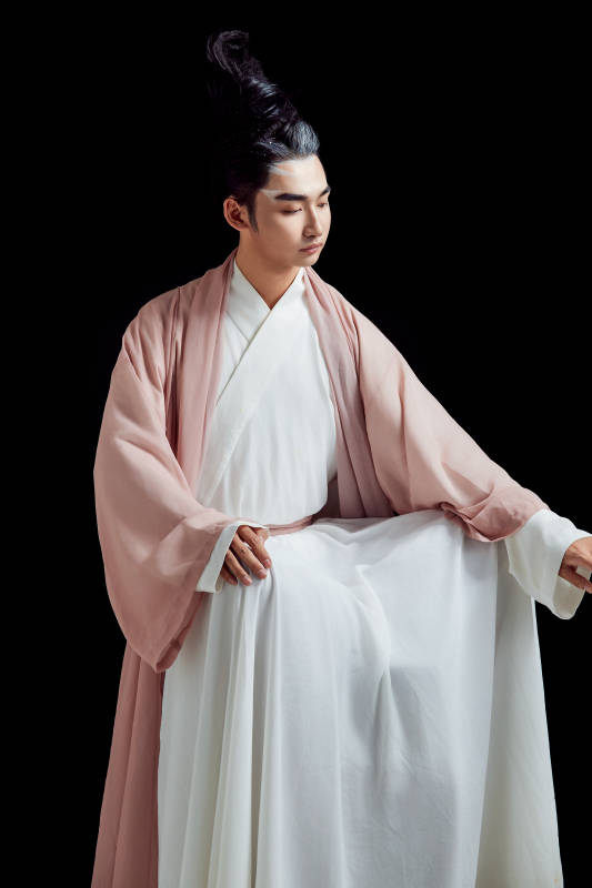 黑色背景下的中国神仙道士的艺术形象图片