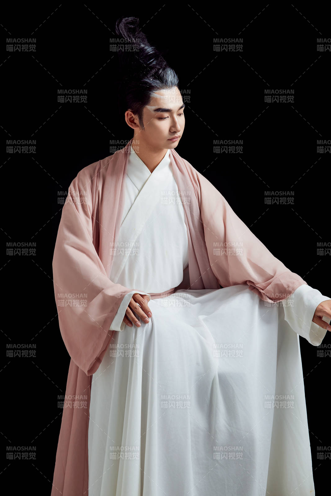 黑色背景下的中国神仙道士的艺术形象图片