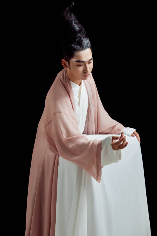 黑色背景下的中国神仙道士的艺术形象图片