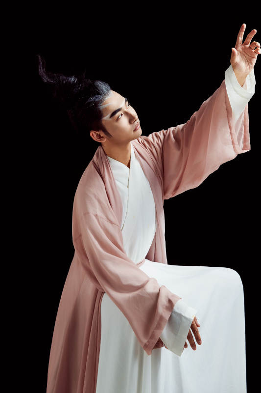 黑色背景下的中国神仙道士的艺术形象图片