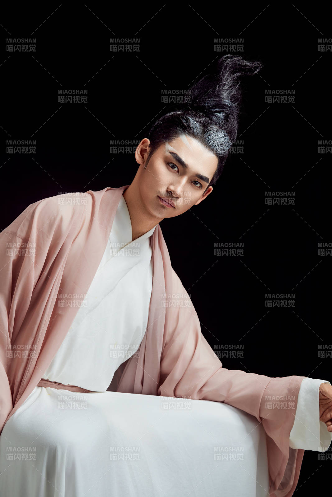 黑色背景下的中国神仙道士的艺术形象图片