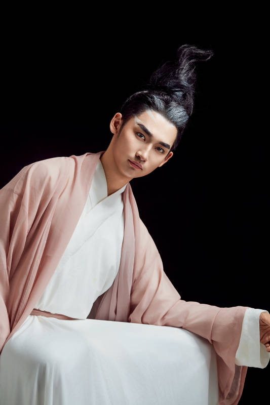 黑色背景下的中国神仙道士的艺术形象图片