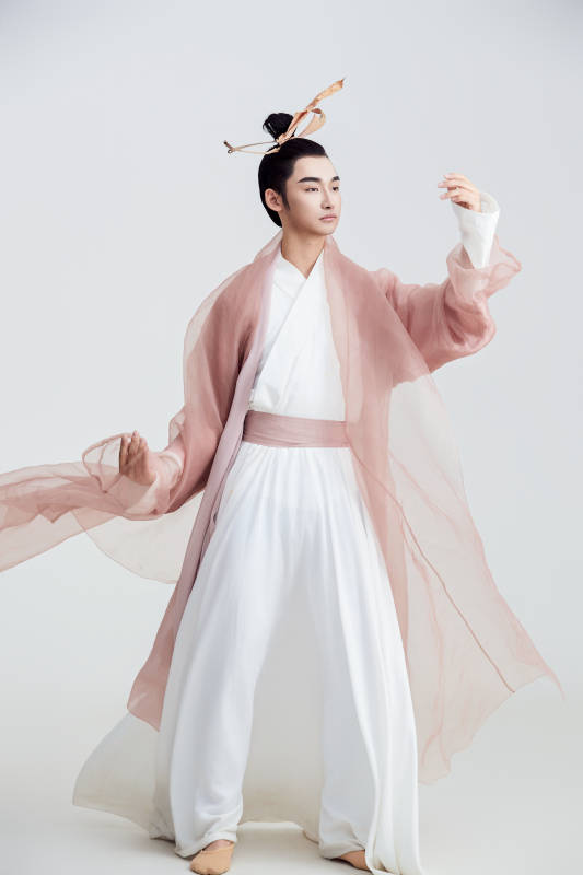 白色背景下的中国方士道士的艺术形象图片