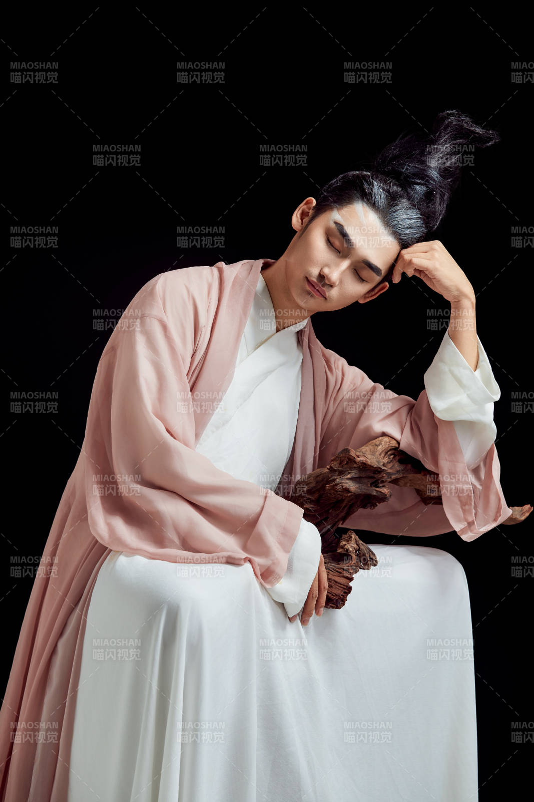 黑色背景下的中国神仙道士的艺术形象图片