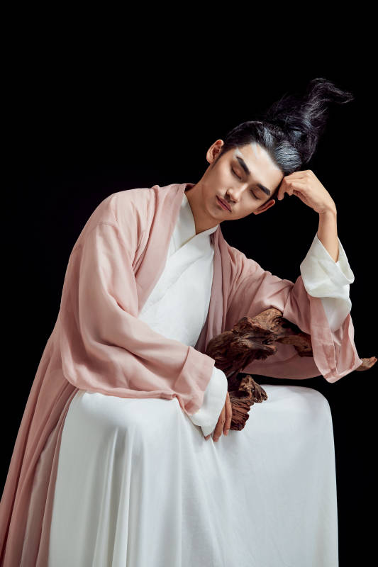 黑色背景下的中国神仙道士的艺术形象图片