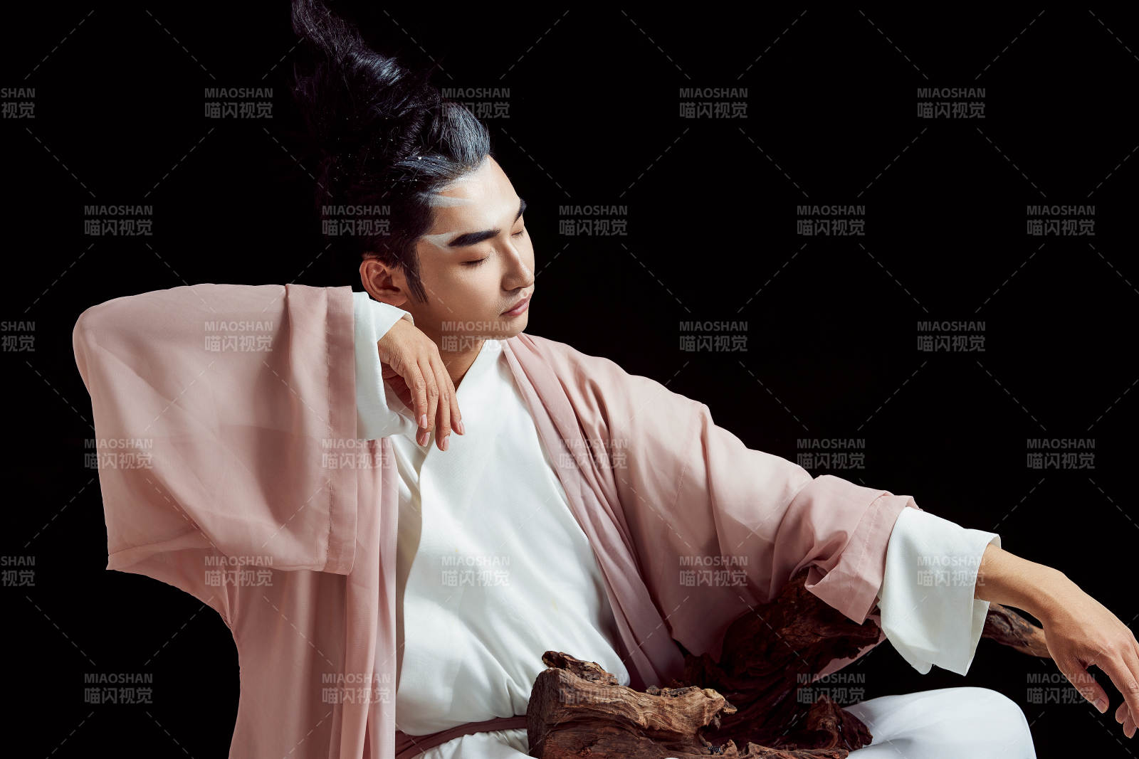 黑色背景下的中国神仙道士的艺术形象图片