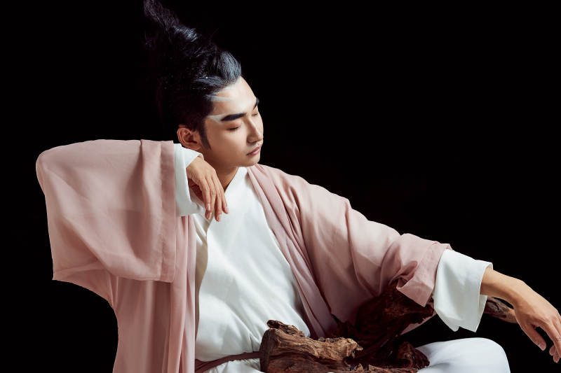 黑色背景下的中国神仙道士的艺术形象图片