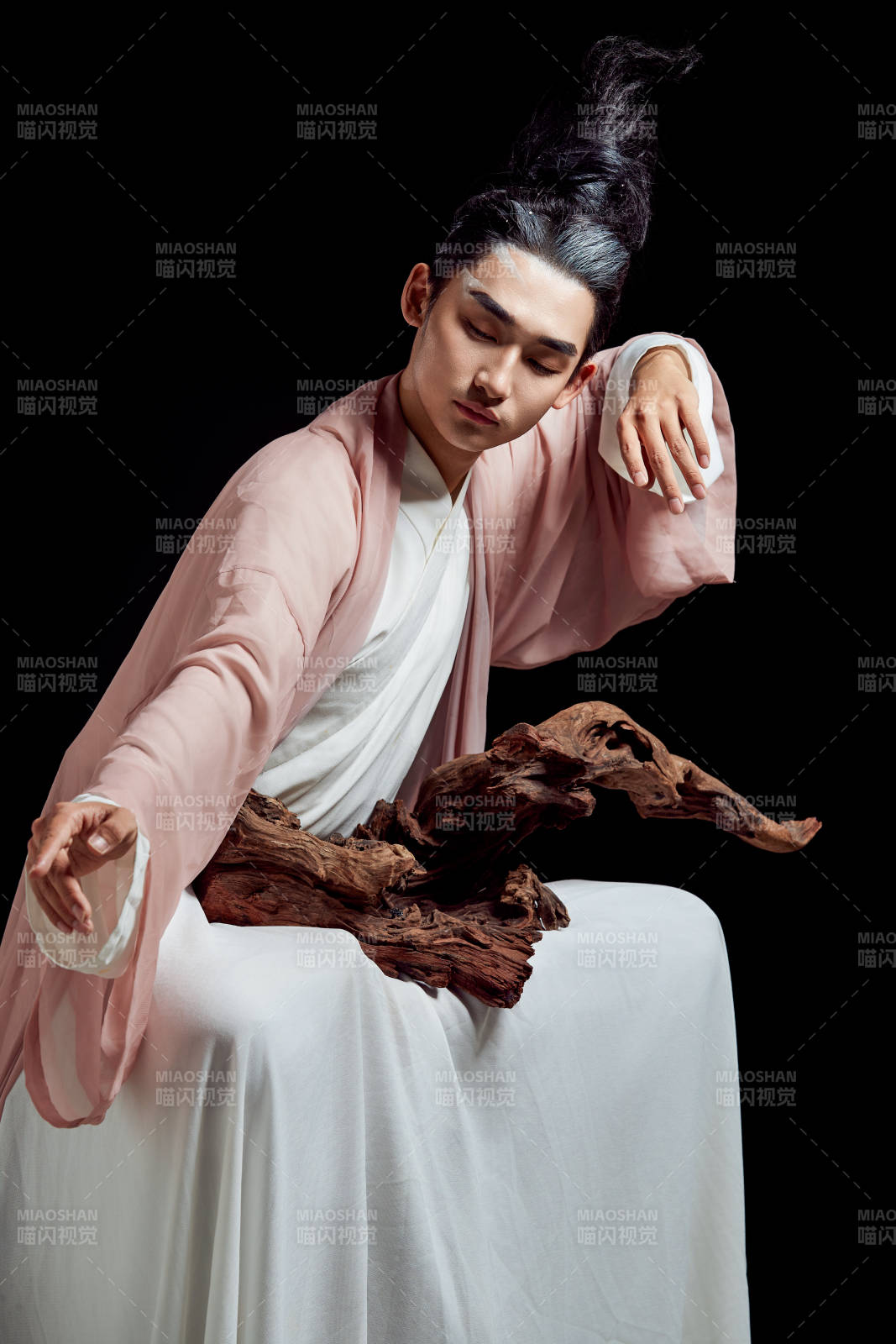 黑色背景下的中国神仙道士的艺术形象图片