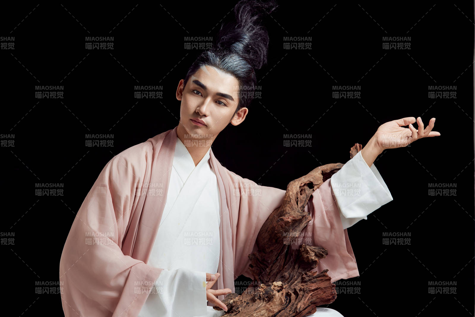 黑色背景下的中国神仙道士的艺术形象图片