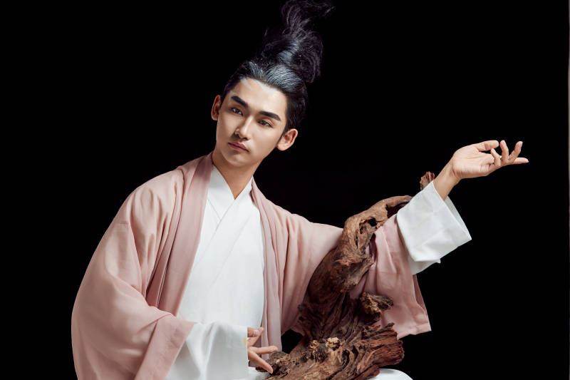 黑色背景下的中国神仙道士的艺术形象图片