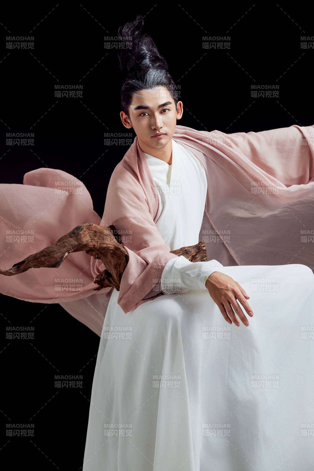 黑色背景下的中国神仙道士的艺术形象图片