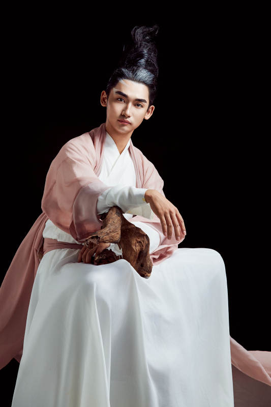 黑色背景下的中国神仙道士的艺术形象图片