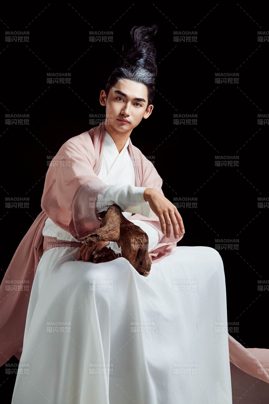 黑色背景下的中国神仙道士的艺术形象图片