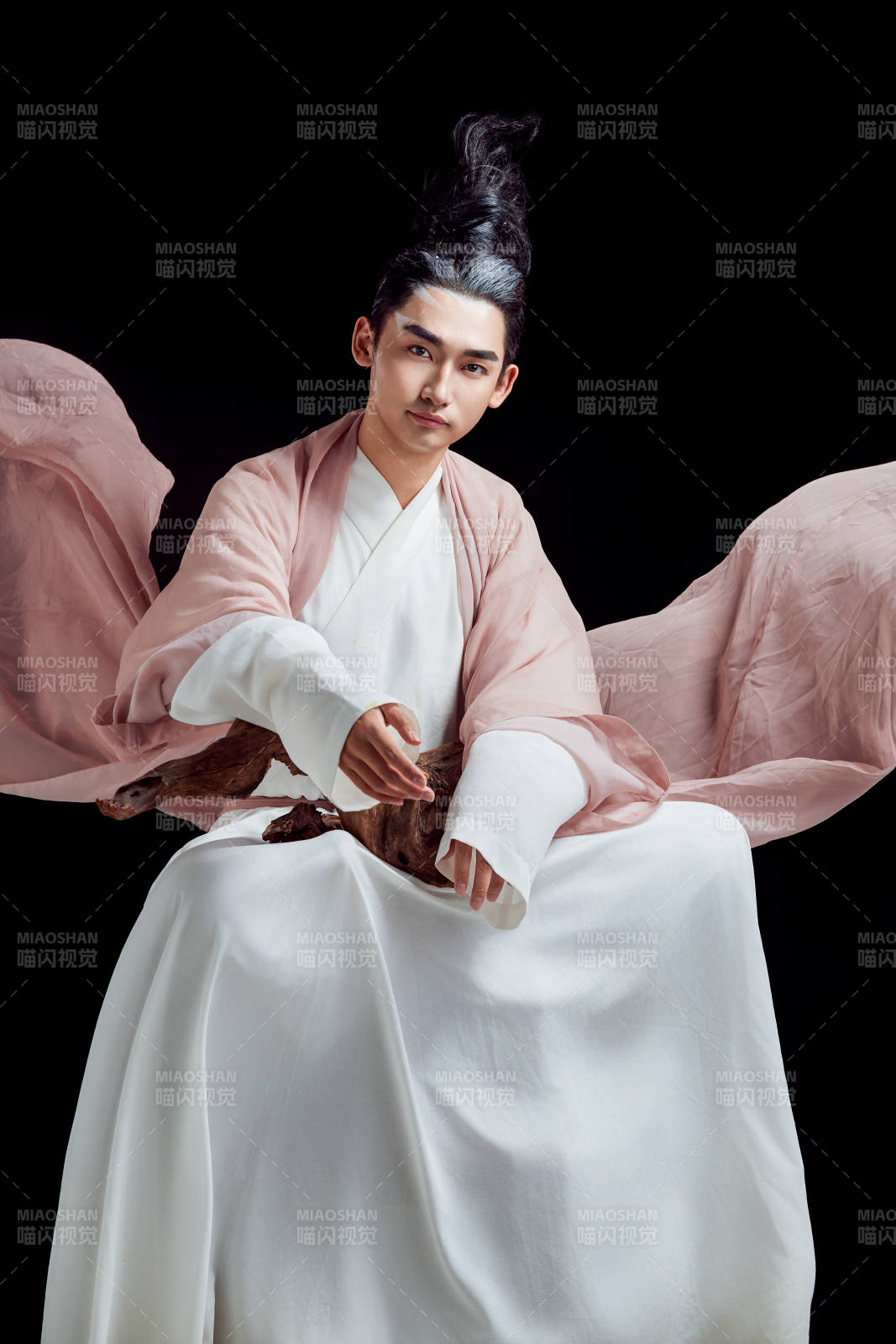 黑色背景下的中国神仙道士的艺术形象图片