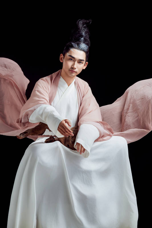 黑色背景下的中国神仙道士的艺术形象图片