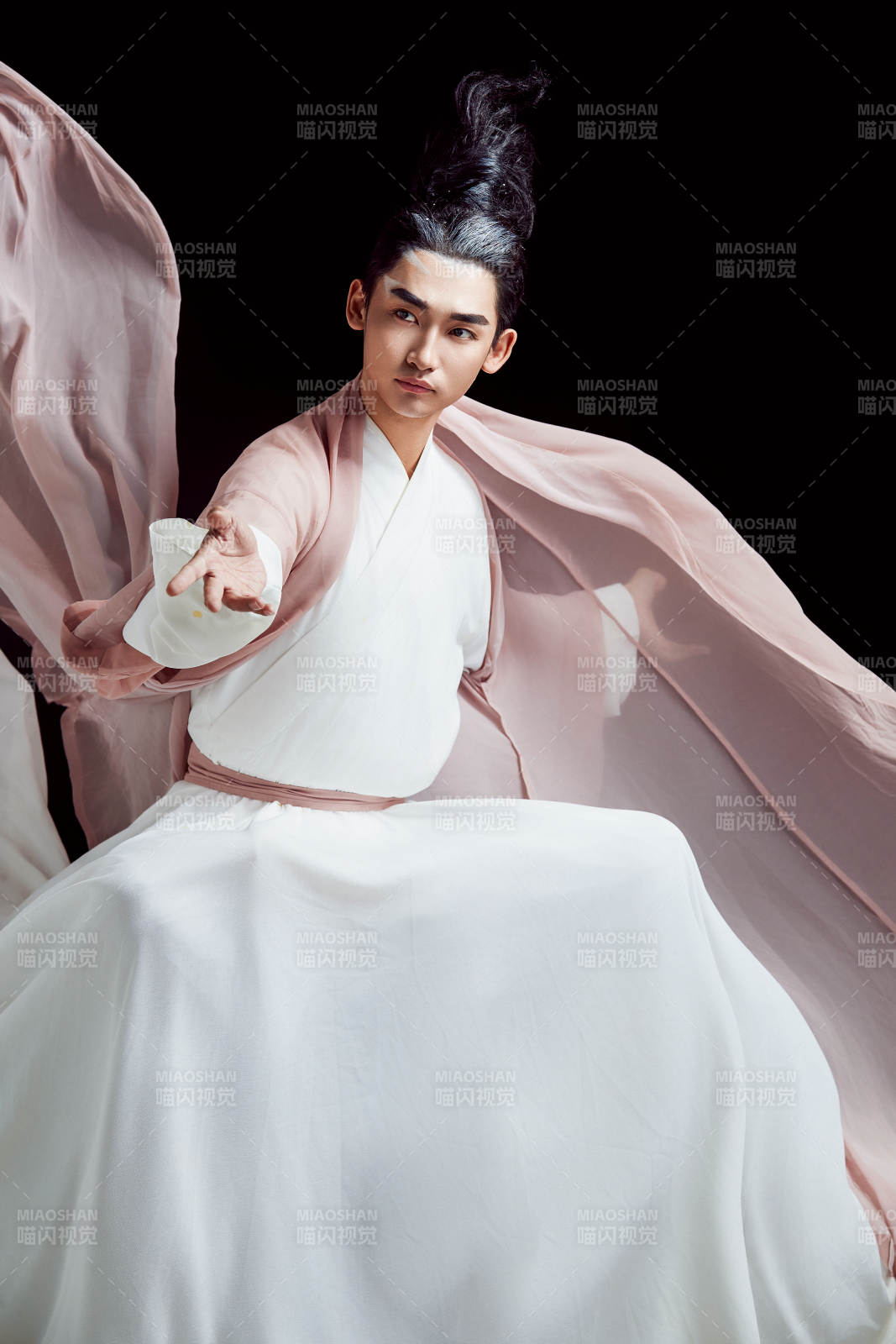 黑色背景下的中国神仙道士的艺术形象图片