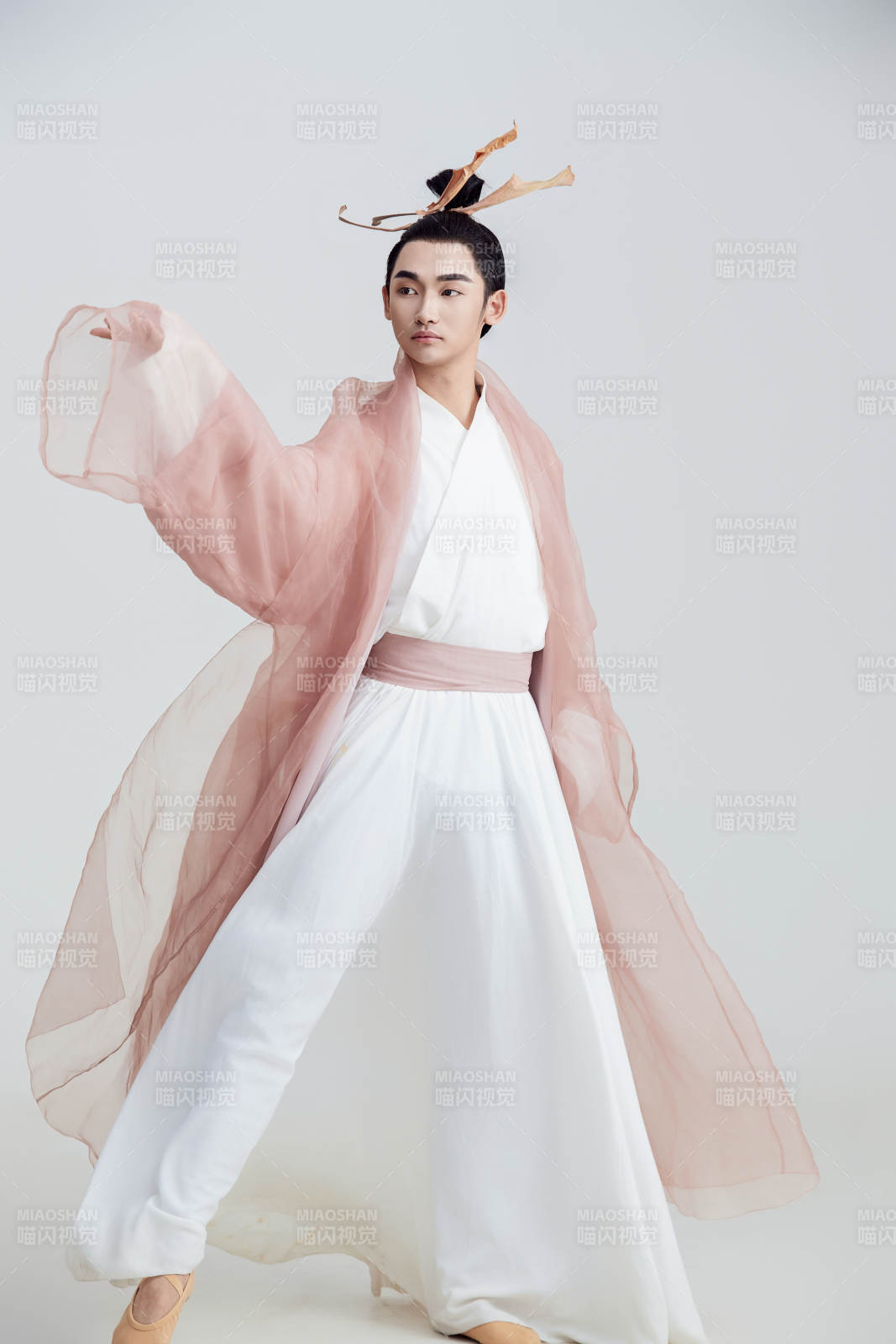 白色背景下的中国方士道士的艺术形象图片