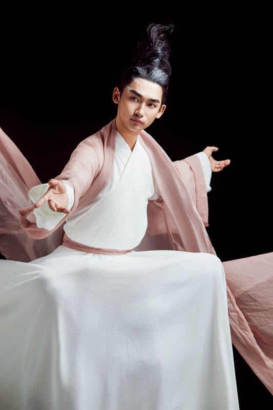 黑色背景下的中国神仙道士的艺术形象图片