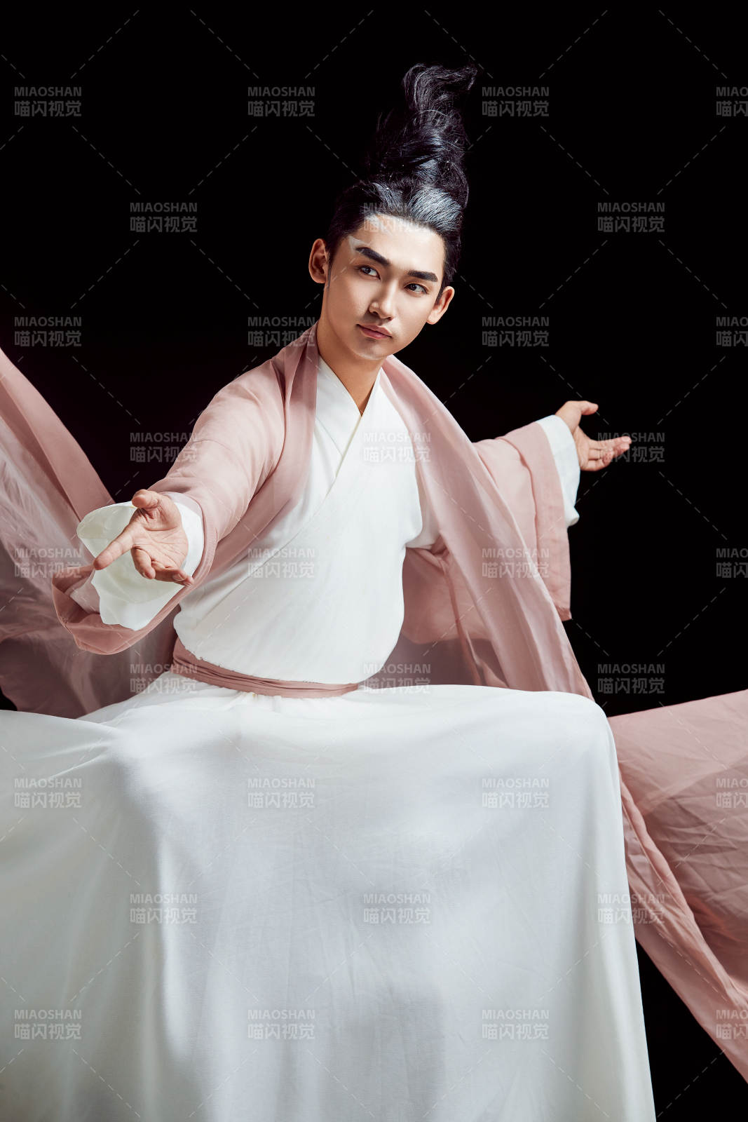 黑色背景下的中国神仙道士的艺术形象图片