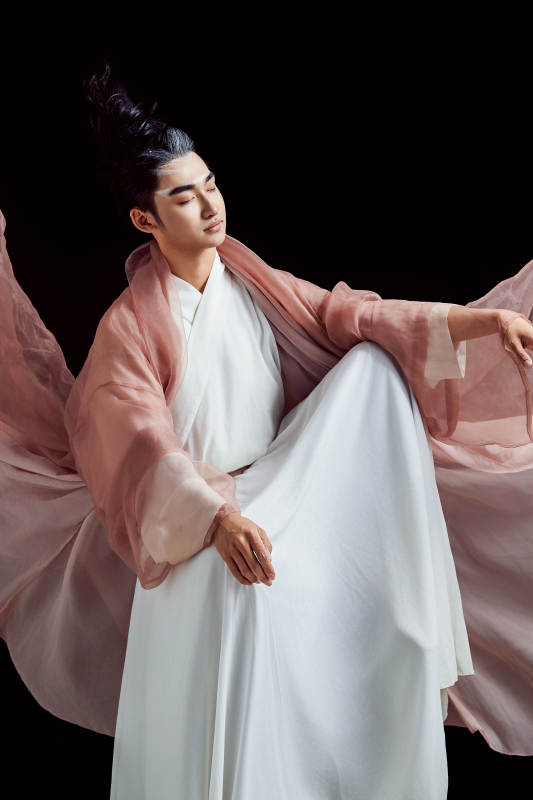 黑色背景下的中国神仙道士的艺术形象图片