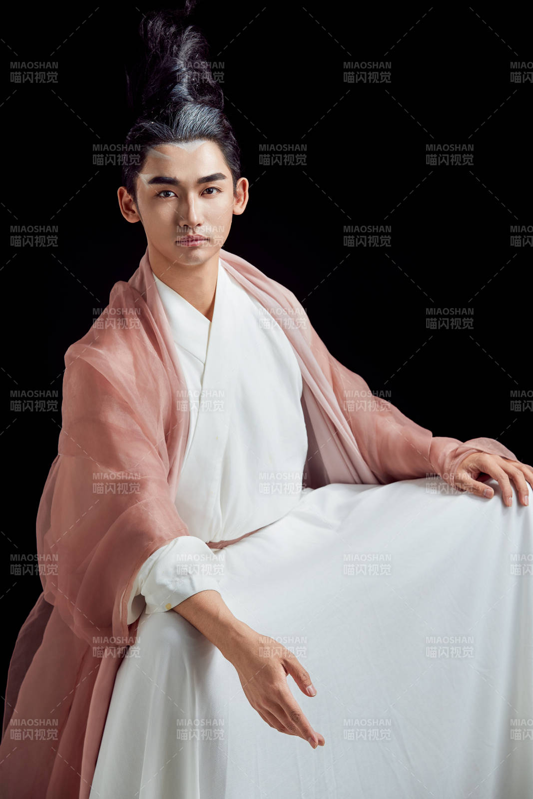 黑色背景下的中国神仙道士的艺术形象图片