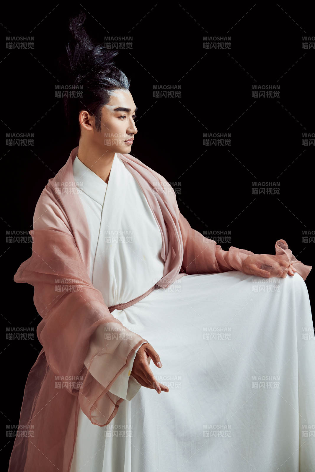 黑色背景下的中国神仙道士的艺术形象图片