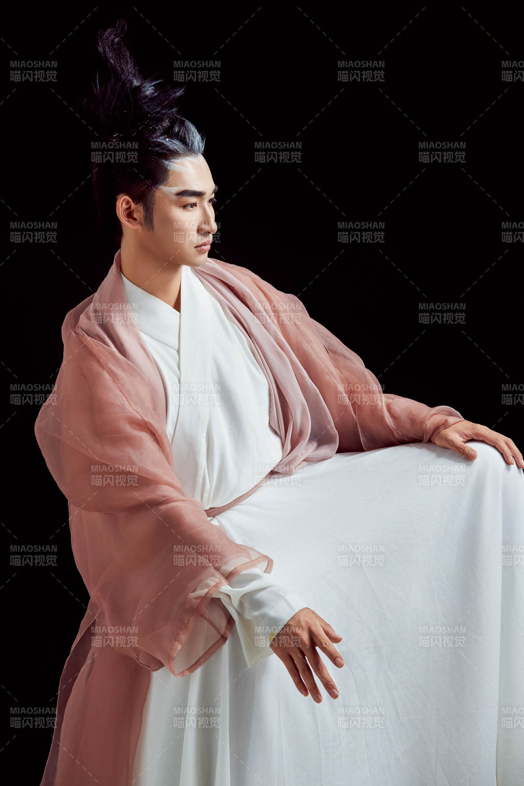 黑色背景下的中国神仙道士的艺术形象图片