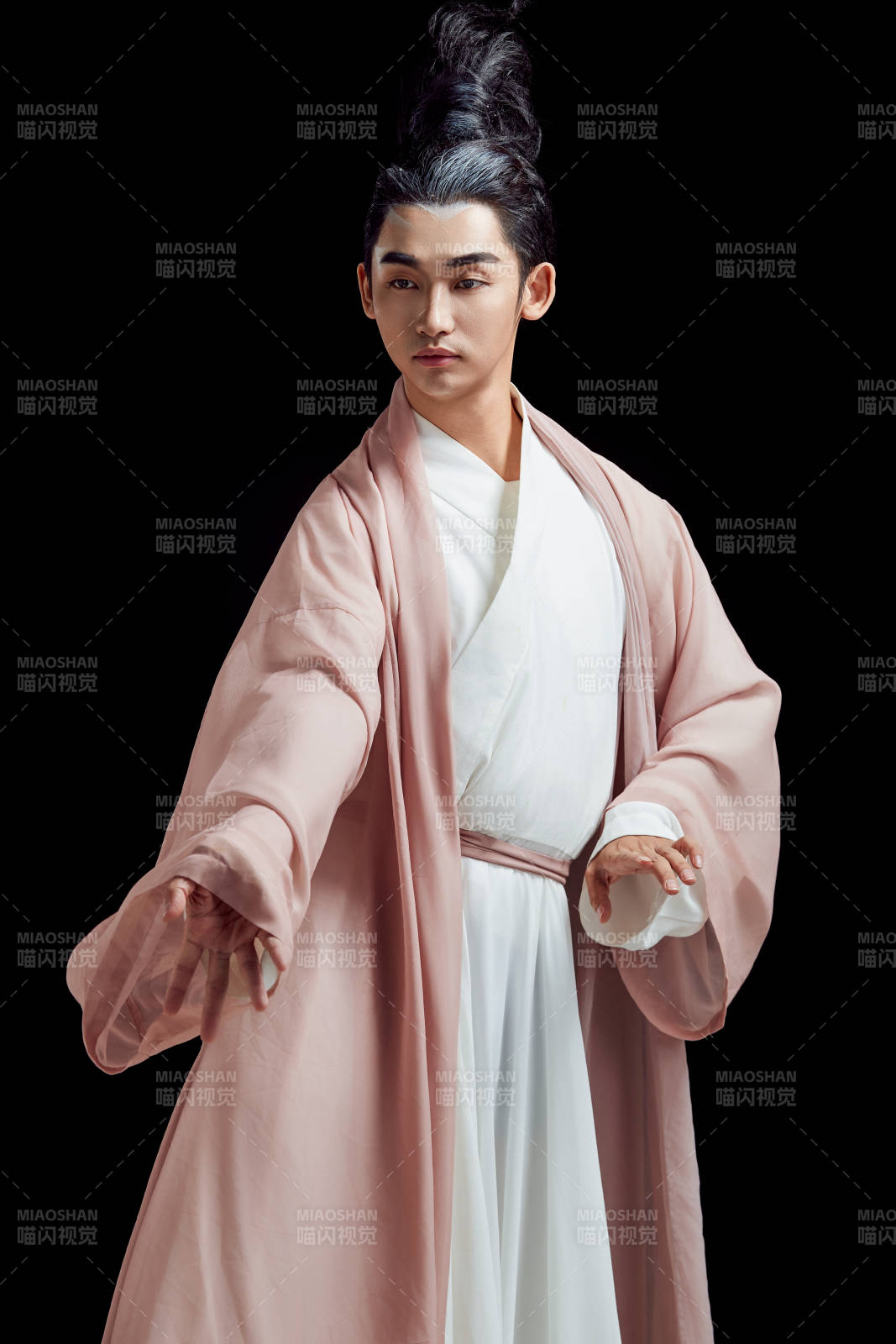 黑色背景下的中国神仙道士的艺术形象图片