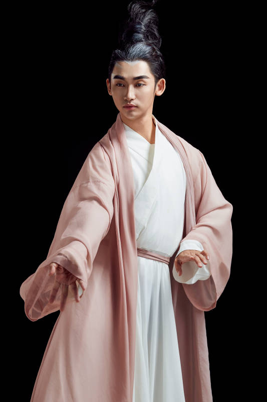 黑色背景下的中国神仙道士的艺术形象图片