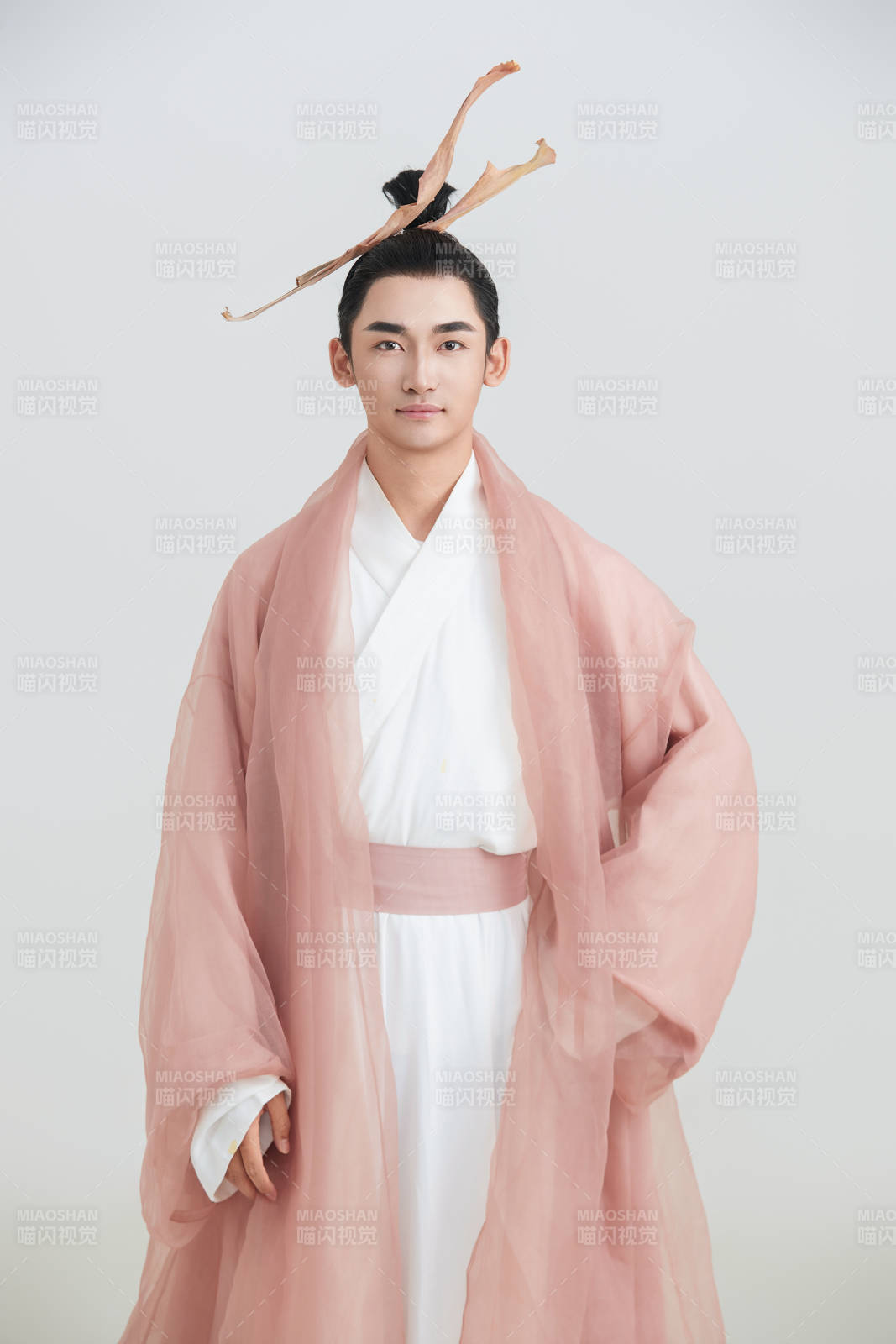 白色背景下的中国神仙道士的艺术形象图片