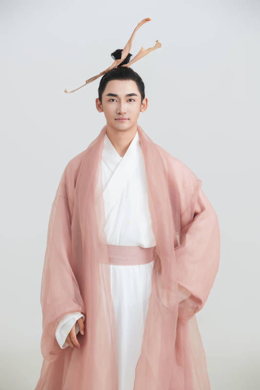 白色背景下的中国神仙道士的艺术形象图片